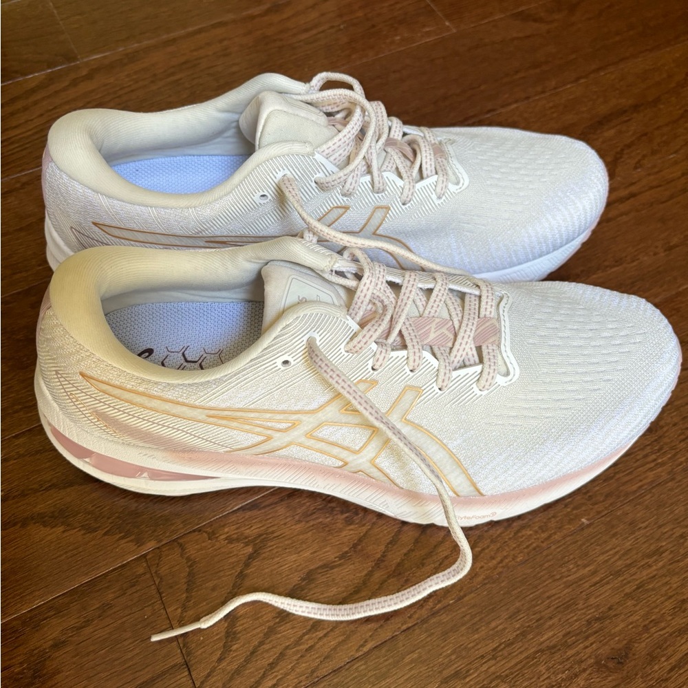 NWOT ASICS GT-2000 10 size 10B women